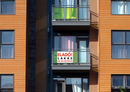 Eladó tábla négyzetméterrel