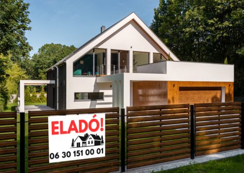 Eladó ikerház tábla egyedi telefonszámmal